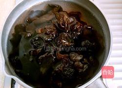 木耳炒芹菜的做法图解1