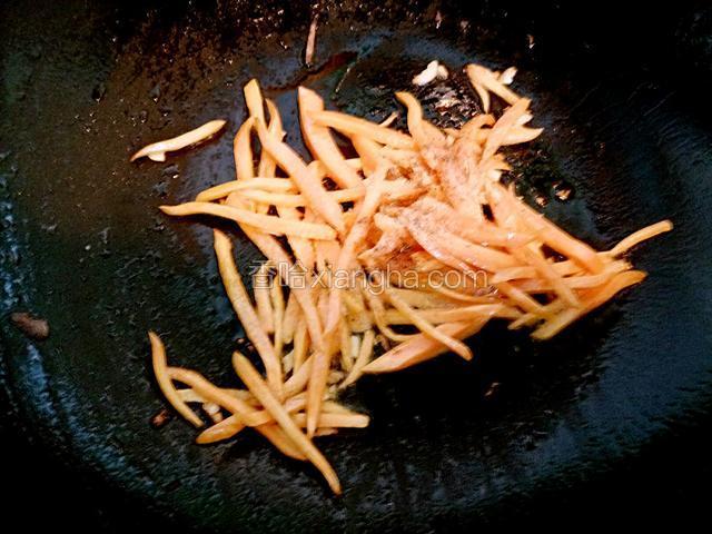 加盐，糖，醋，胡椒粉，少许酱油，鸡粉翻炒均匀。