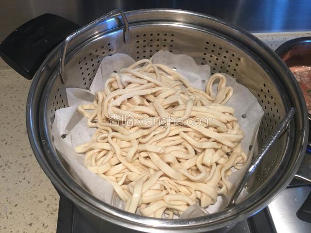 手擀面抹油放蒸锅内，水开蒸10分钟左右。