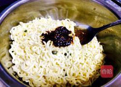 凉拌麻辣方便面的做法图解5