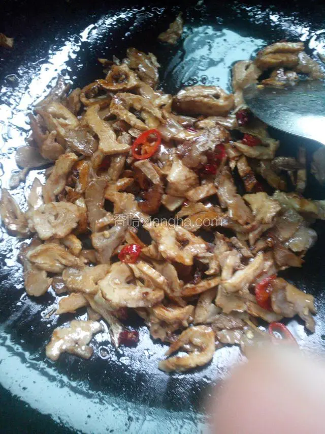 坐锅放一小勺油（笋干非常耗油），放笋干炒两分钟，加盐和味精，干辣椒圈再炒两分钟出锅。