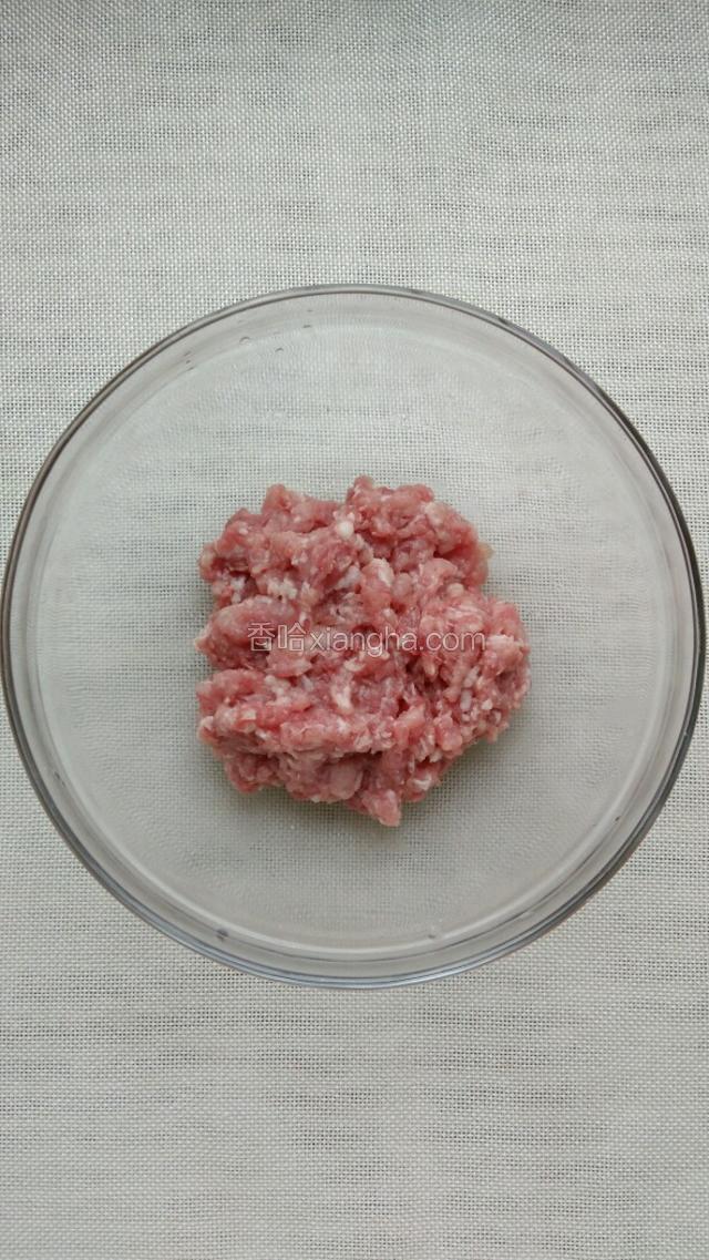 猪肉洗净，剁成肉末。