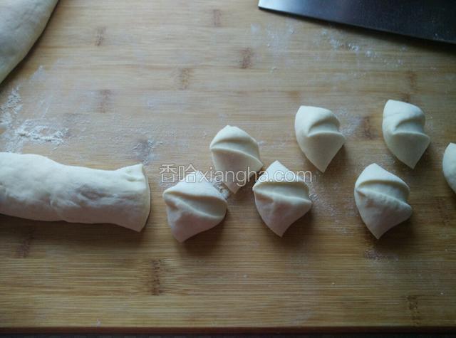 切一部分面团揉成长条切成小剂子粘上干粉