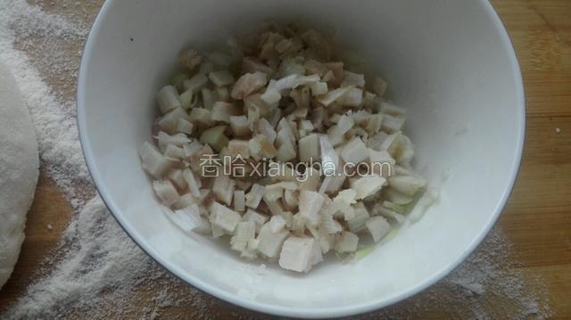 羊油切成丁或者剁碎，拌入葱花，盐！