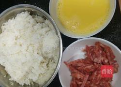 腊肠鸡蛋炒饭的做法图解1