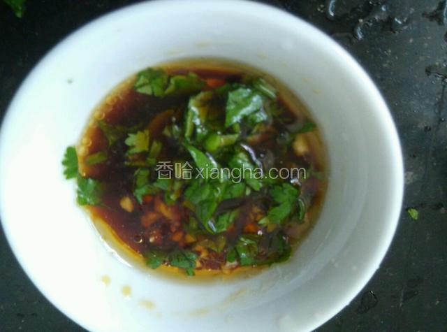 取小碗一个，加入适量味极鲜，少许香油，适量蒜末、香菜末调匀。