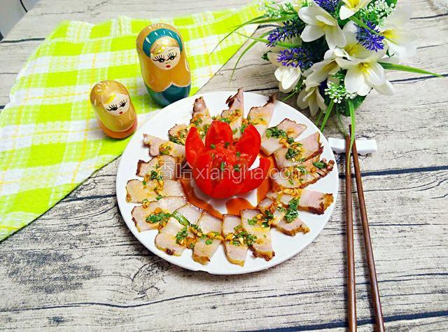 把肉改刀装盘，淋上调好的汁，中间用西红柿点缀。