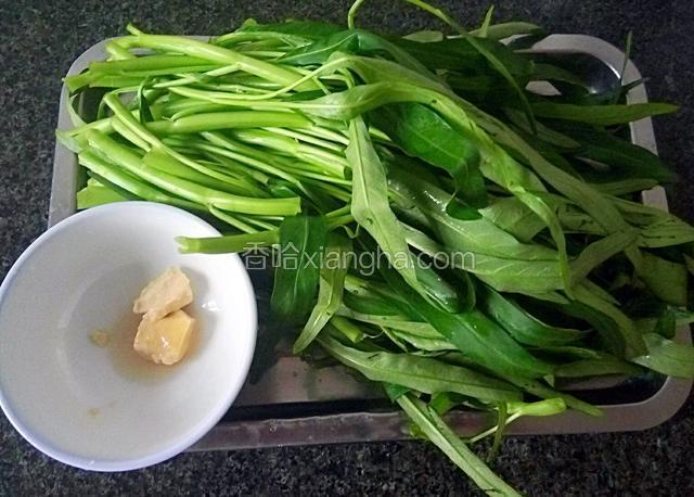 将通菜摘干净洗净，豆腐乳取一块半，是小巧的豆腐乳。