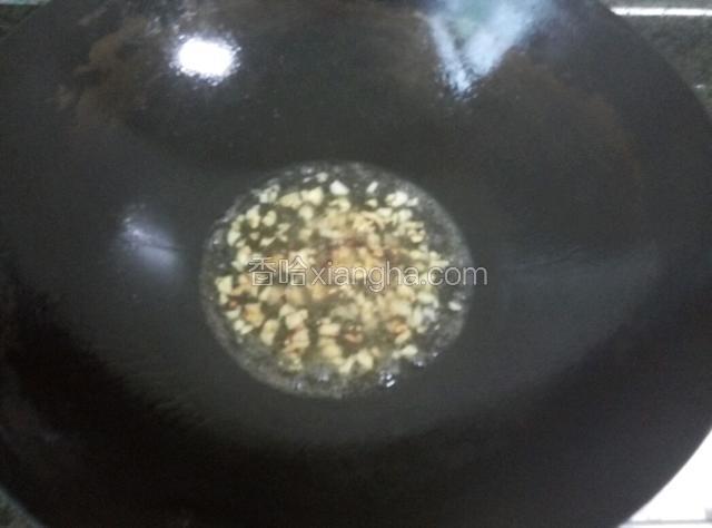 起油锅，放适量油，爆香蒜末，加100ml水，放少量盐。