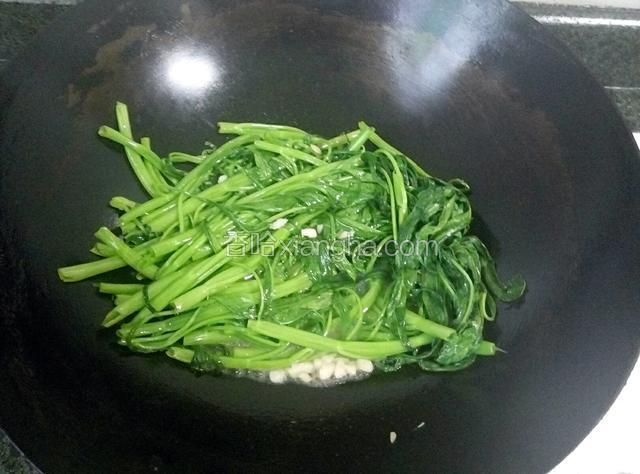放入通菜煮熟，大约一分钟。
