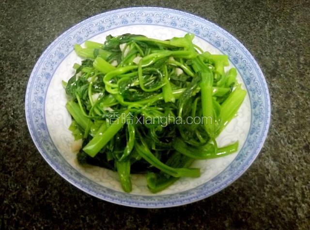 捞起通菜装盘待用。
