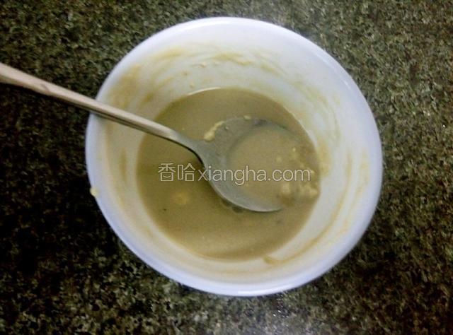 将6步骤的余汤倒入盛腐乳碗中，用匙子将腐乳压泥搅拌成腐乳液。