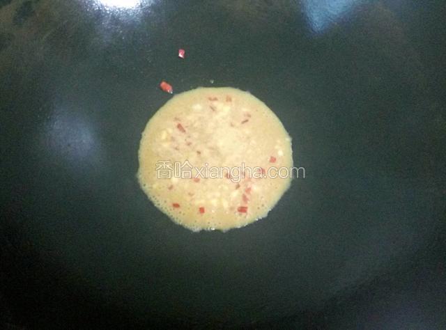 起油锅，放适量油烧热，放红椒粒和生抽，倒入腐乳液，煮滚，熄火。