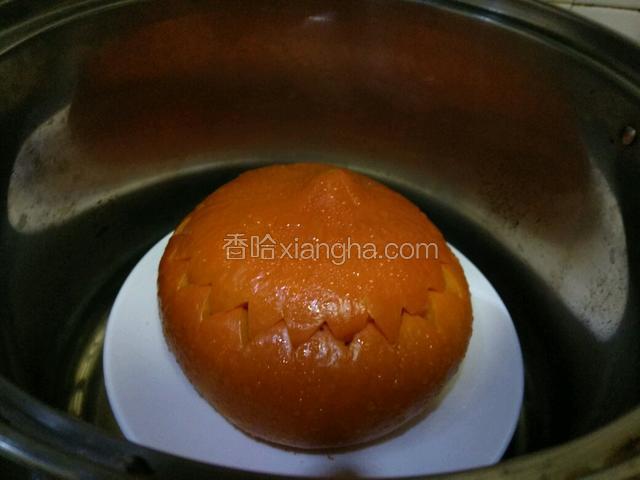 刮去瓜瓤，上锅蒸十五分钟