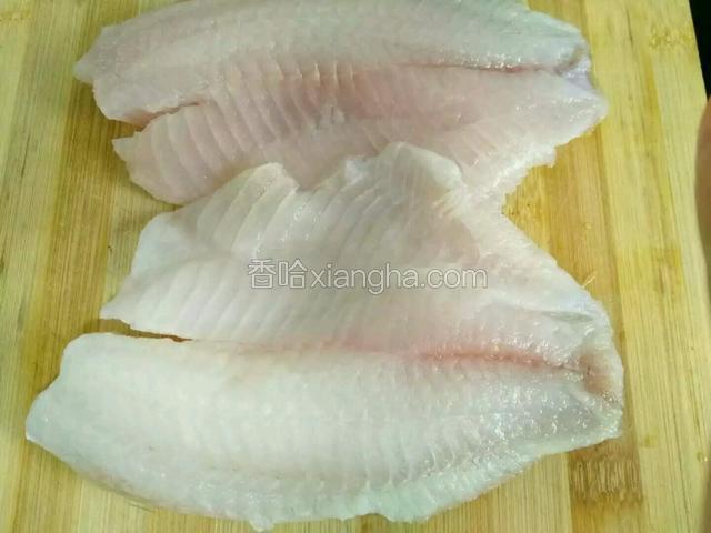 鱼肉解冻，洗净。