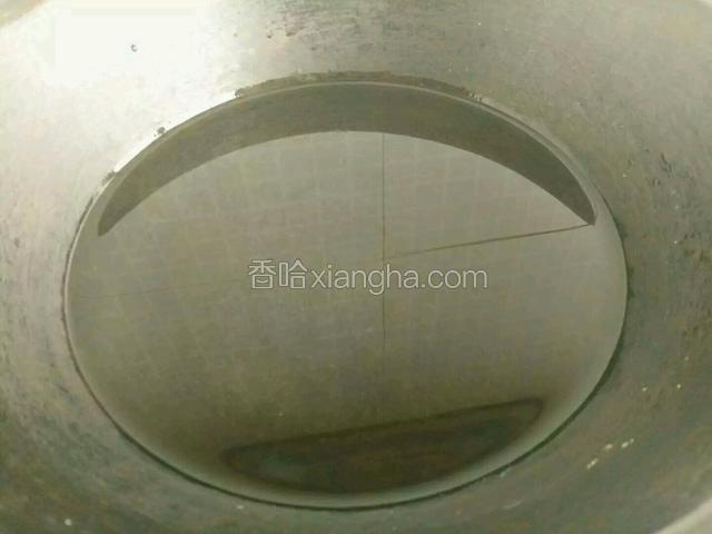 锅里放清水烧开，然后关火。