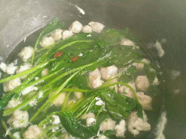 肉丸煮熟了，在放上适量的菠菜，在放适量的盐。