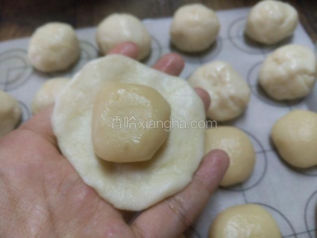 去一份油酥包入水油皮中，收紧口