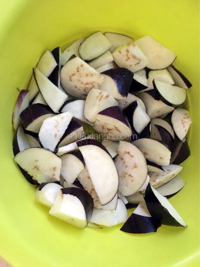 切好的茄子用盐腌制一会