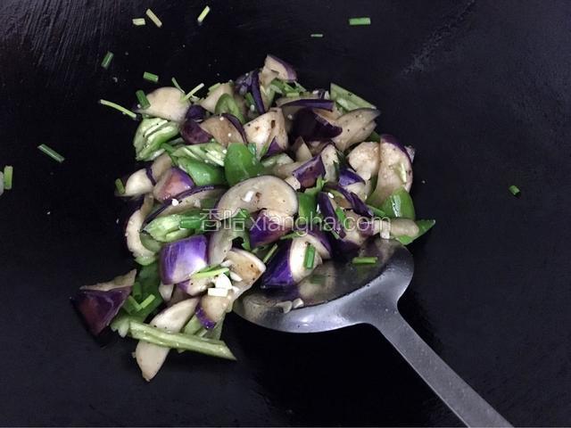 茄子炒至变软加入配菜翻炒