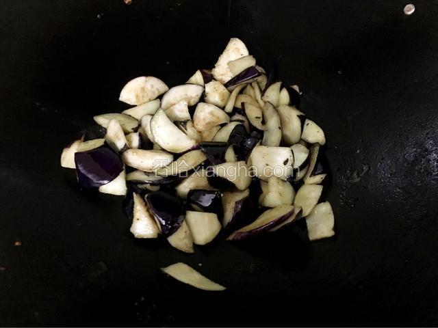 锅中放入适量的油烧热放入茄子