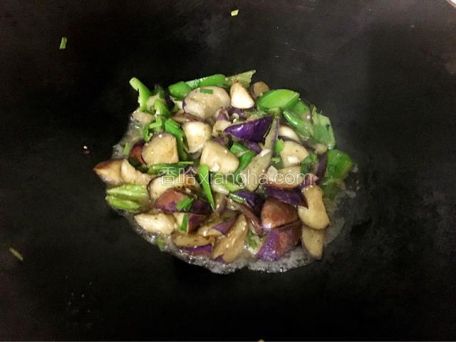 加入适量的盐和蚝油然后加适量的水焖煮片刻