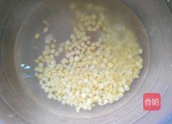 红萝卜炒玉米的做法图解2