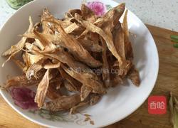 咸鱼炒毛豆的做法图解1