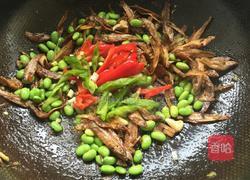 咸鱼炒毛豆的做法图解7