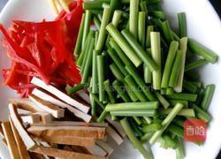 蒜薹炒豆干的做法图解2