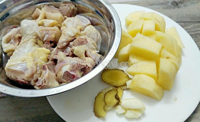 鸡肉洗净 土豆切块  蒜姜切片