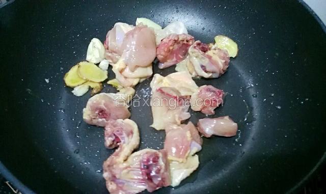 倒入鸡肉爆炒