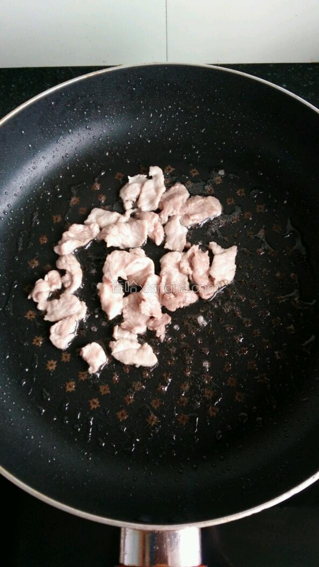 热油锅，倒入猪肉大火快速翻炒至变色。