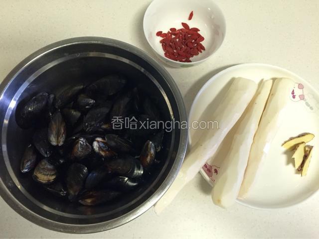 准备食材：洗净的淡菜，去皮的山药，枸杞，姜片