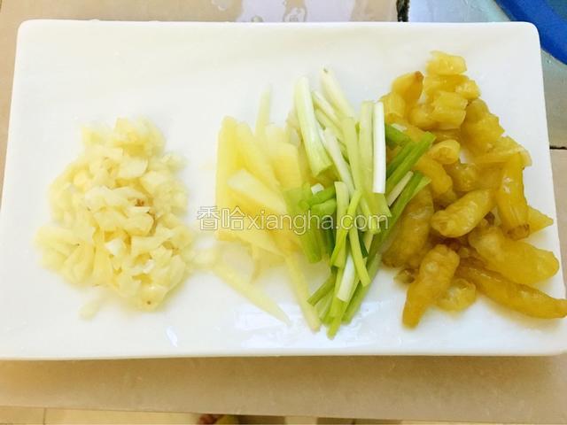 蒜头葱泡椒生姜切好
