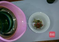 枸杞菊花金银花茶的做法图解3