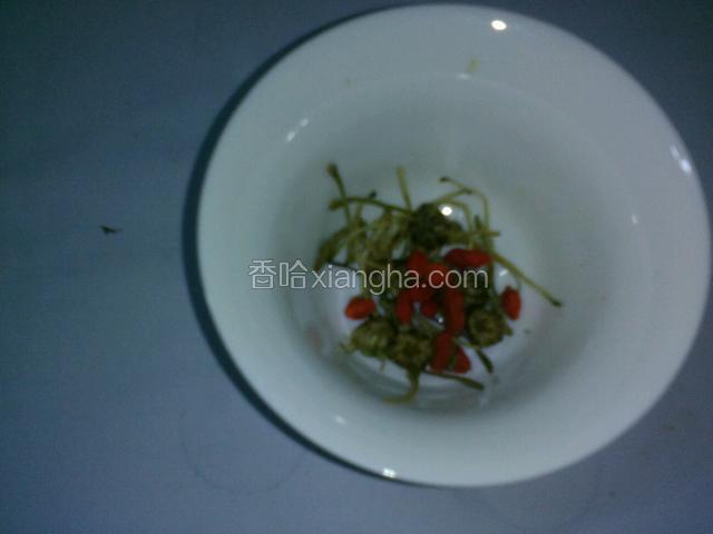 把枸杞，菊花，金银花放入茶杯内