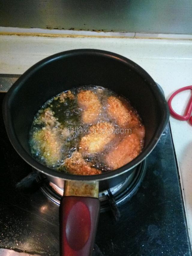 热油下苹果，再关小火，不停翻转