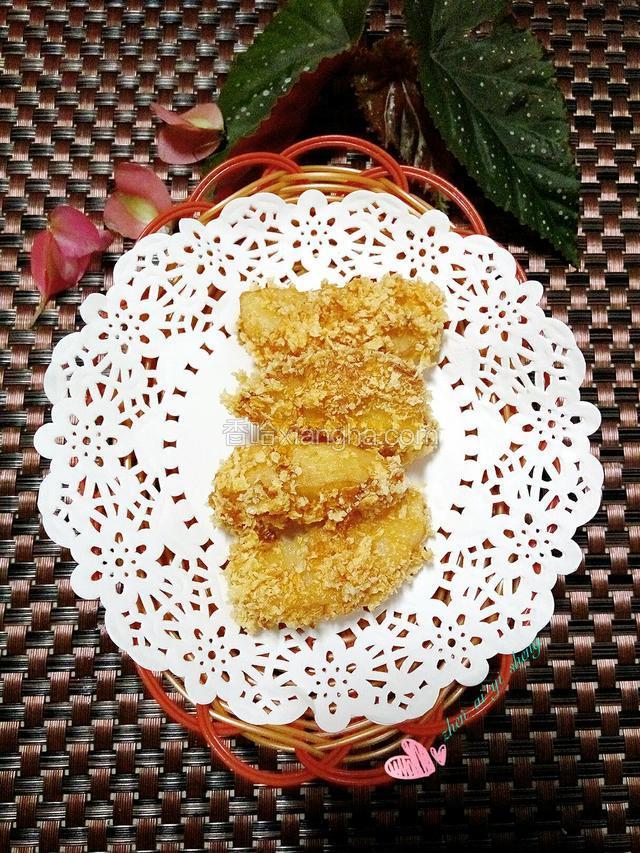 炸到金黄色，捞出控油，装盘