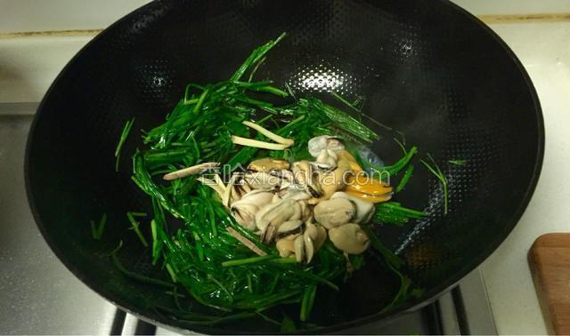 韭菜炒软加入姜丝、去壳淡菜、少许椒盐翻炒均与即可。