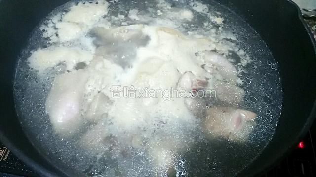 大火煮开  煮出浮末  捞起洗净