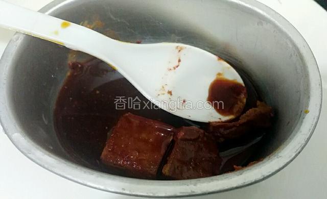 把南乳用勺子压成泥