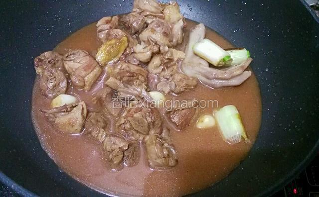 加入适量的水 南乳  糖 生抽 '料酒 大火煮开