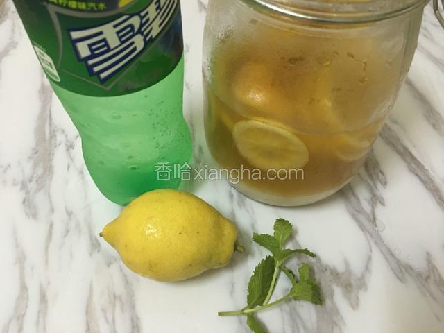 把薄荷雪碧还有柠檬蜂蜜准备好