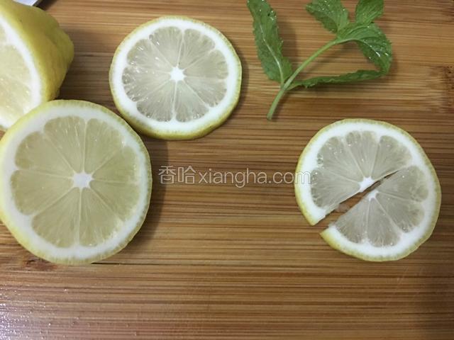 再把柠檬片切开不要切断