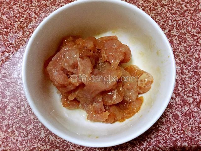 猪肉洗净切成薄片加入适量的盐和鸡精、生抽、淀粉、油抓匀腌制半小时