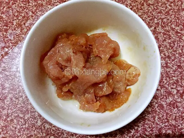 猪肉洗净切成薄片加入适量的盐和鸡精、生抽、淀粉、油抓匀腌制半小时