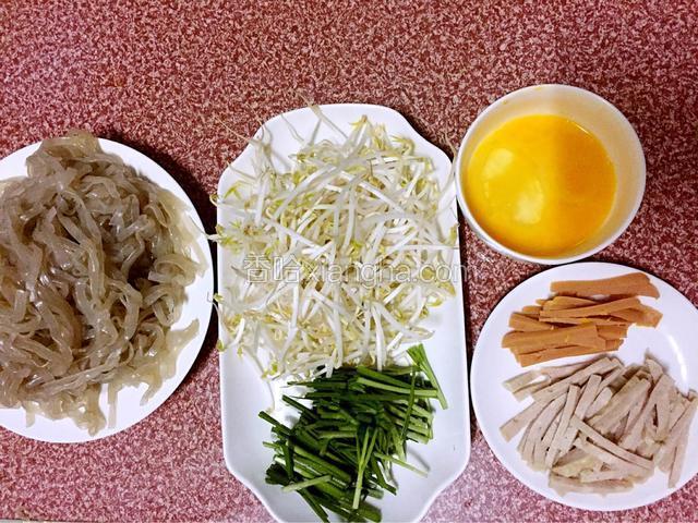 红薯粉洗净后用油拌匀防粘，绿豆芽洗净，韭菜洗净切段，肉卷、火腿肠切成丝，鸡蛋打散备用