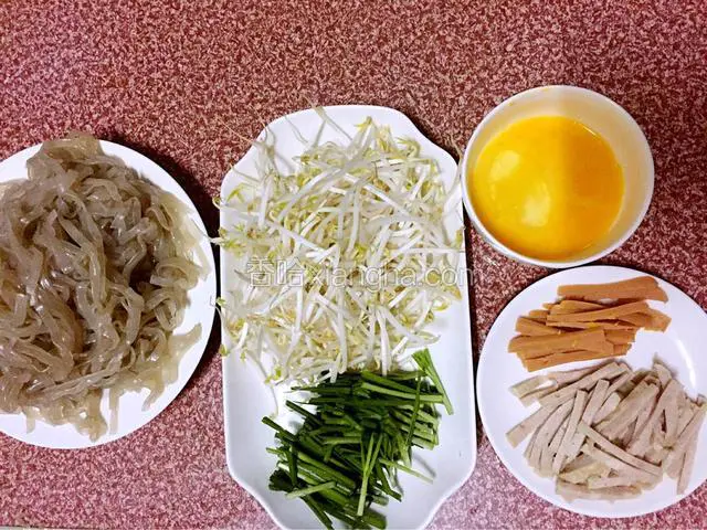 红薯粉洗净后用油拌匀防粘，绿豆芽洗净，韭菜洗净切段，肉卷、火腿肠切成丝，鸡蛋打散备用