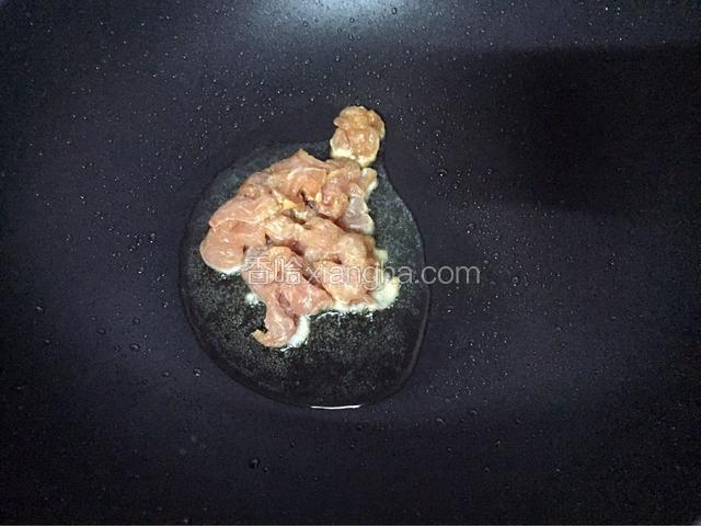 锅中倒入适量油烧热后放入猪肉炒熟后盛出备用